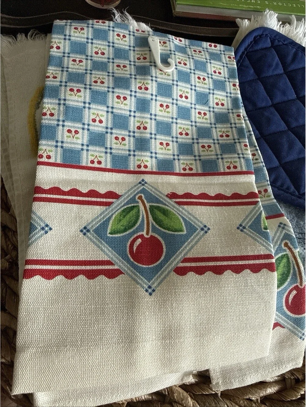 Kitchen Towel And Potholder Set NEW Cherries